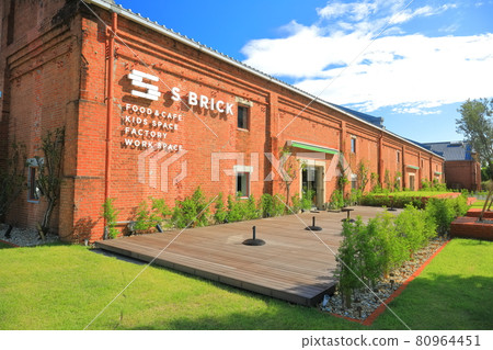 [兵庫縣]晴天下的洲本市民廣場（埃斯布里克） 80964451