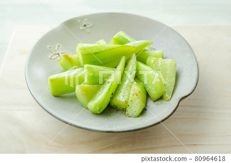 Stir-fried cucumber with jade 80964618