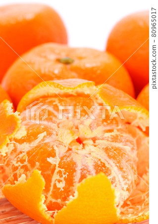 Three-day mandarin orange, Qingdao mandarin orange, from Shizuoka prefecture, flat fruit, peeled white streaks, close-up 80965017