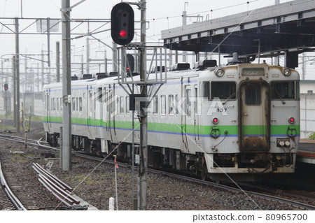 Kiha 40 on the Hakodate Main Line stopped at Shin-Hakodate Hokuto Station 80965700