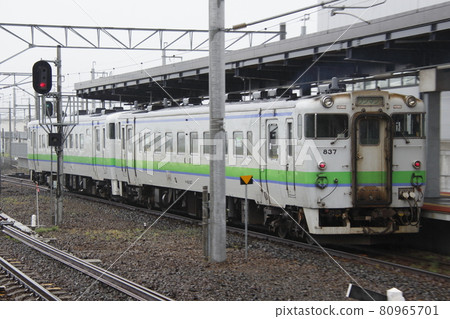 函館本線 Kiha 40 在新函館北斗站下車 函館本線 Kiha 40 在新函館北斗站下車 80965701