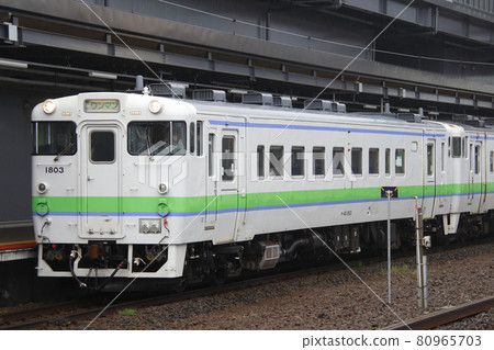 Kiha 40 on the Hakodate Main Line stopped at Shin-Hakodate Hokuto Station 80965703