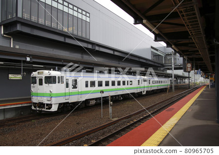 函館本線 Kiha 40 在新函館北斗站下車 80965705