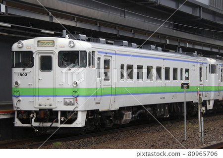 函館本線 Kiha 40 在新函館北斗站下車 80965706