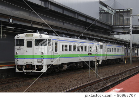 函館本線 Kiha 40 在新函館北斗站下車 80965707