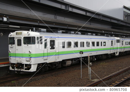 Kiha 40 on the Hakodate Main Line stopped at Shin-Hakodate Hokuto Station 80965708