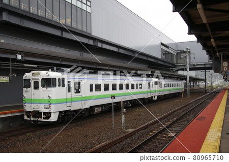 函館本線 Kiha 40 在新函館北斗站下車 80965710