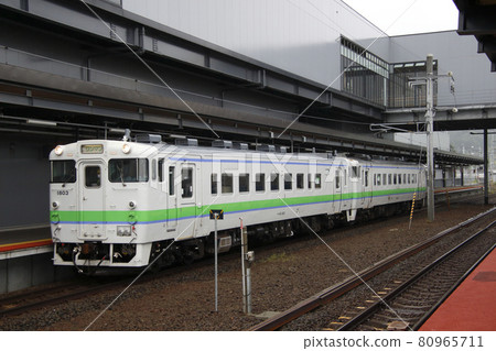 Kiha 40 on the Hakodate Main Line stopped at Shin-Hakodate Hokuto Station 80965711