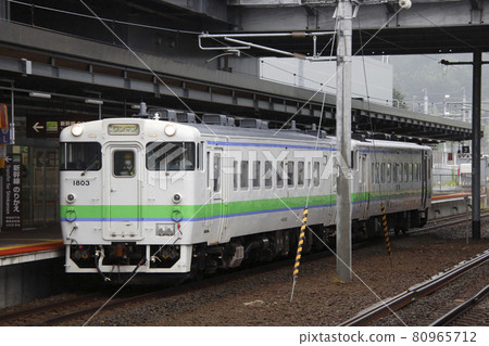 函館本線 Kiha 40 在新函館北斗站下車 80965712