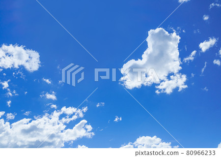 夏天藍天和雲彩 夏天藍天和雲彩 80966233