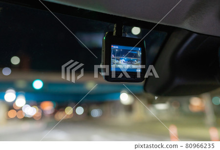 夜間在城市行駛時用行車記錄儀記錄的汽車 80966235
