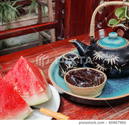 茶壺和蘋果放在木桌上（越南峴港） 80967960