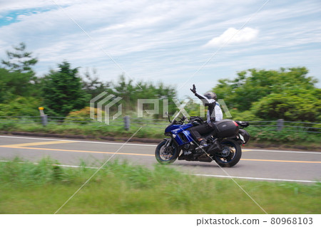Take a motorcycle panning shot in the dark green Aoyama Highlands Take a motorcycle panning shot in the dark green Aoyama Highlands 80968103