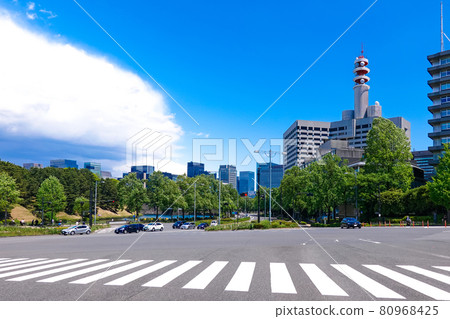 Government districts and skyscrapers surrounding the Imperial Palace Gaien from the wide intersection in front of the Diet 80968425