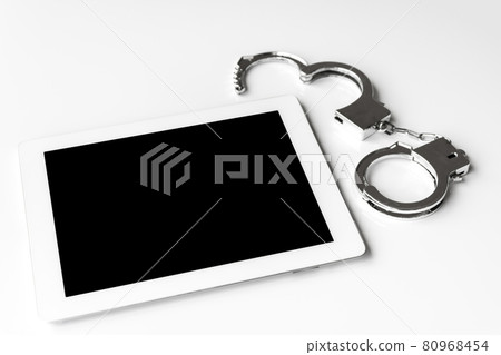 平板電腦終端和手銬。網絡犯罪圖片 平板電腦終端和手銬。網絡犯罪圖片 80968454