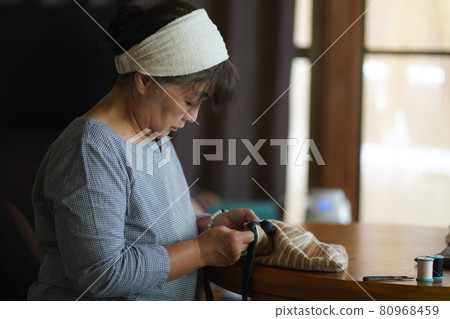 手工製作包的女人 手工製作包的女人 80968459