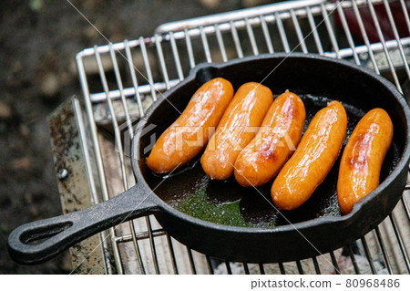 在營地烹飪煎鍋烤小吃西班牙香腸 80968486