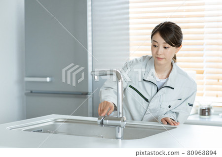 檢查供水服務的年輕女工 80968894