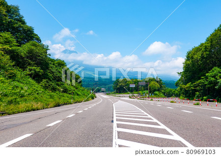 18號國道靠近長野縣和新潟縣的縣界，可俯瞰妙高山 80969103