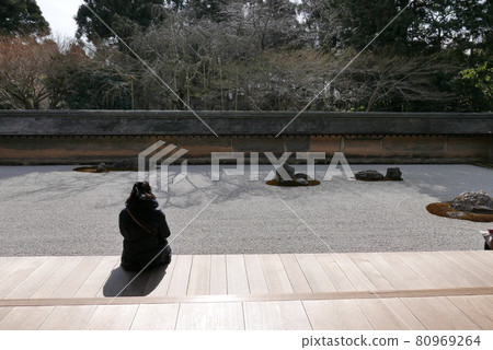Stone garden of Ryoanji Temple in Kyoto 80969264