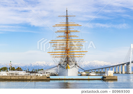 停泊在富山縣見水市富山神港港綠洲海之丸公園的帆船 海王丸 照片素材 圖片 圖庫