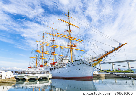 停泊在富山縣見水市富山神港港綠洲海之丸公園的帆船“海王丸” 停泊在富山縣見水市富山神港港綠洲海之丸公園的帆船“海王丸” 80969309
