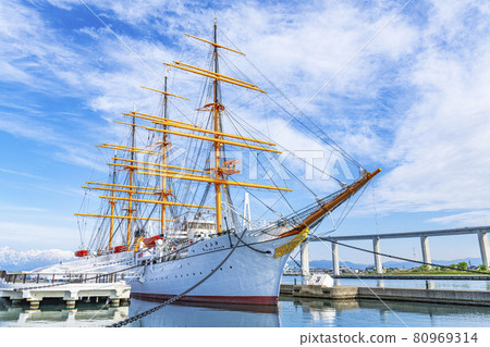 停泊在富山縣見水市富山神港港綠洲海之丸公園的帆船 海王丸 照片素材 圖片 圖庫