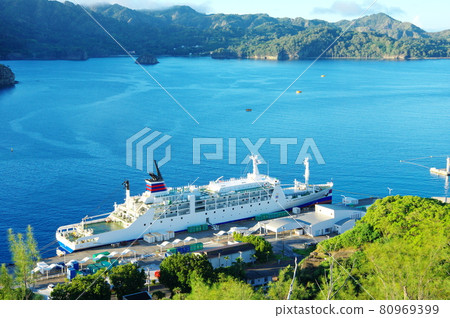 停泊在父島二見港的小笠原丸（小笠原群島） 80969399