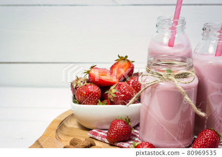 Healthy breakfast with fresh strawberries 80969535