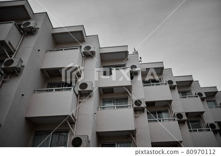 The appearance of the housing complex where the balcony and air conditioning are connected 80970112