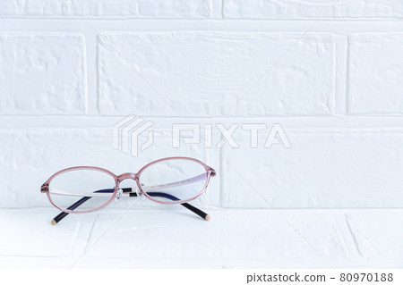 Glasses with white bricks in the background 80970188
