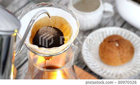 Coffee drip coffee glass dripper brewed bean paste and black honey cream puffs 80970326