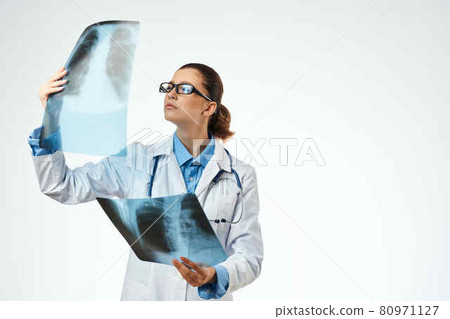 pretty woman in white coat x-ray diagnostics examination 80971127
