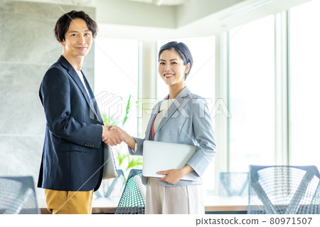 成功簽約後握手的男女商業形象拍攝合作“+SHIFT NOGIZAKA” 80971507