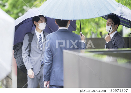 Businessmen in the rain 80971897