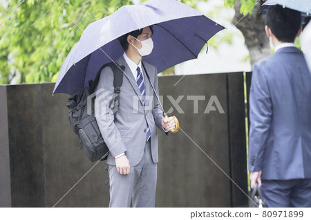 Businessmen in the rain 80971899