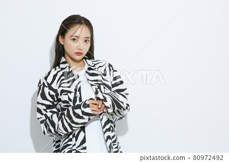 時尚的年輕女子肖像 時尚的年輕女子肖像 80972492