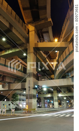 箱崎交界處的夜景,許多橋分叉,被稱為“山田大蛇”和“交界界之王” 箱崎交界處的夜景,許多橋分叉,被稱為“山田大蛇”和“交界界之王” 80973681