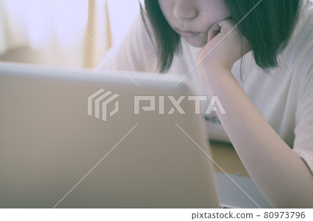 使用筆記本電腦的女人（電影） 80973796