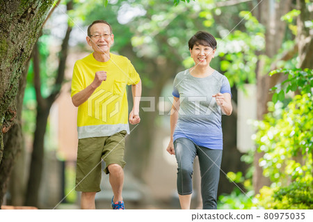 老年夫婦戶外運動訓練 80975035