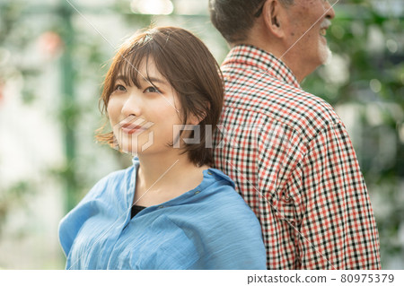 老人,年輕女人,家人,孫子,爺爺,戶外 老人,年輕女人,家人,孫子,爺爺,戶外 80975379