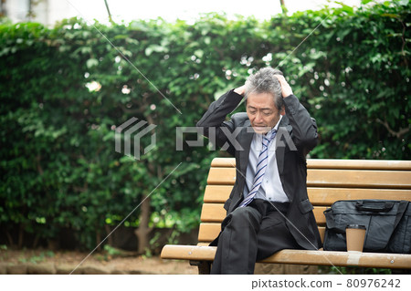 商人在戶外擔心 80976242