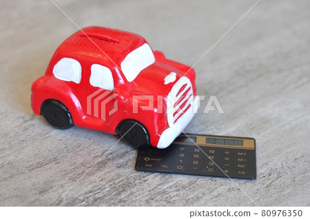 There is a piggy bank in the shape of a car on the calculator, an accurate financial calculation when buying a car There is a piggy bank in the shape of a car on the calculator, an accurate financial calculation when buying a car 80976350