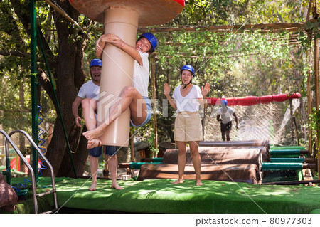 Men and women passing water obstacles 80977303