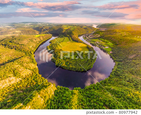 River Horseshoe bend in bautiful landscape 80977942