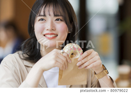 在咖啡館吃甜甜圈的女人 80979022