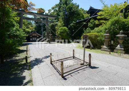 Iwashimizu Hachimangu Shrine One stone and three torii gates Yawata City, Kyoto Prefecture Iwashimizu Hachimangu Shrine One stone and three torii gates Yawata City, Kyoto Prefecture 80979811