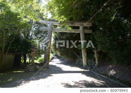 Iwashimizu Hachimangu Shrine Nino Torii, Yawata City, Kyoto Prefecture 80979943