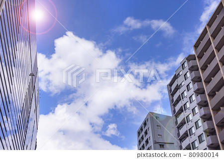 Blue sky and urban buildings 80980014