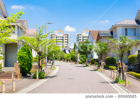 安靜的居住區，無電線的城鎮 80980085